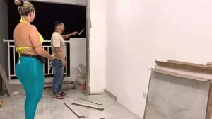 Pedreiro Tonho ficou com muito tesão vendo sua patroa de roupa de academia! Quase o corno do seu marido pega ela sentando na pica do pedreiro e gozando muito na obra !